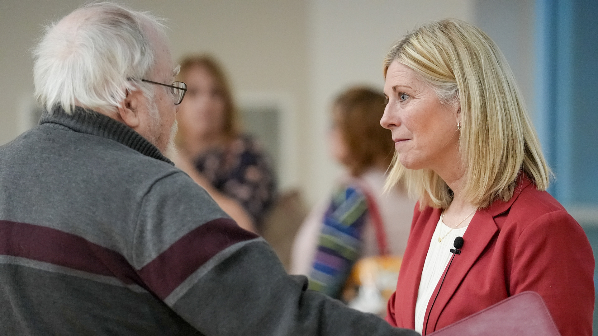 Lynn Hoover talks with an STRS Ohio member after a town hall meeting.